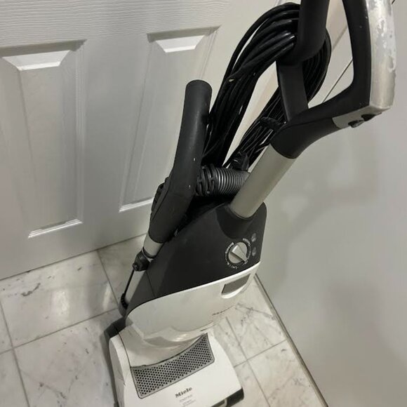 Miele Calypso 300 Vacuum Cleaner - Picture 3 of 6